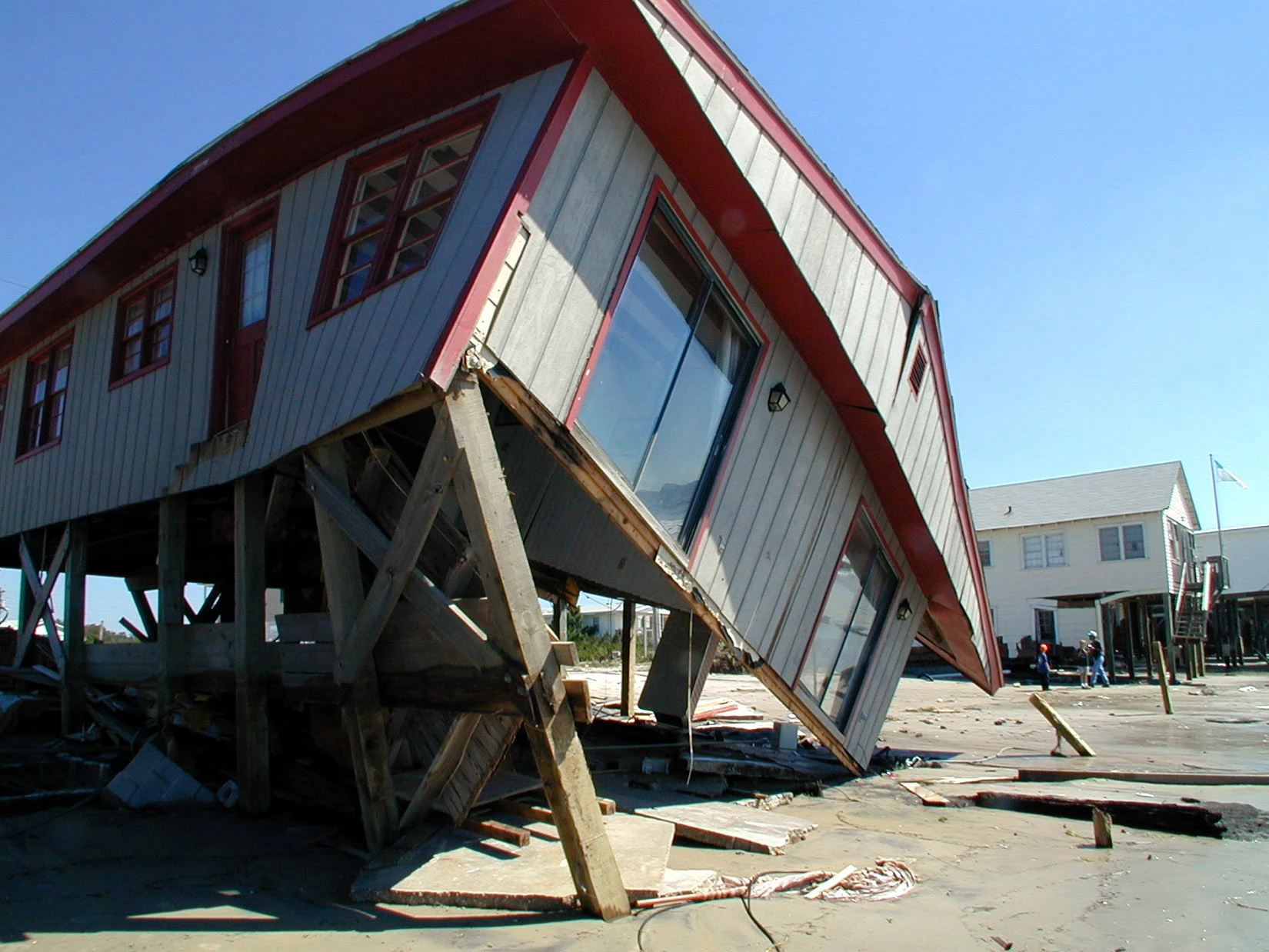 Although elevated, this house in North Carolina could not withstand the 15 ft (4.5 m) of storm surge that came with Hurricane Floyd (1999)